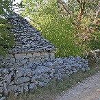 Cazelle et mur de pierre sèche, Quercy